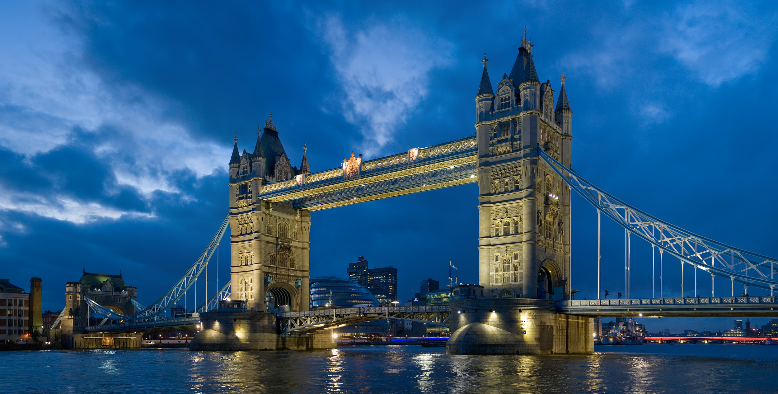 Tower bridge, London, by Diliff - Own work, CC BY-SA 3.0, https://commons.wikimedia.org/w/index.php?curid=1465748