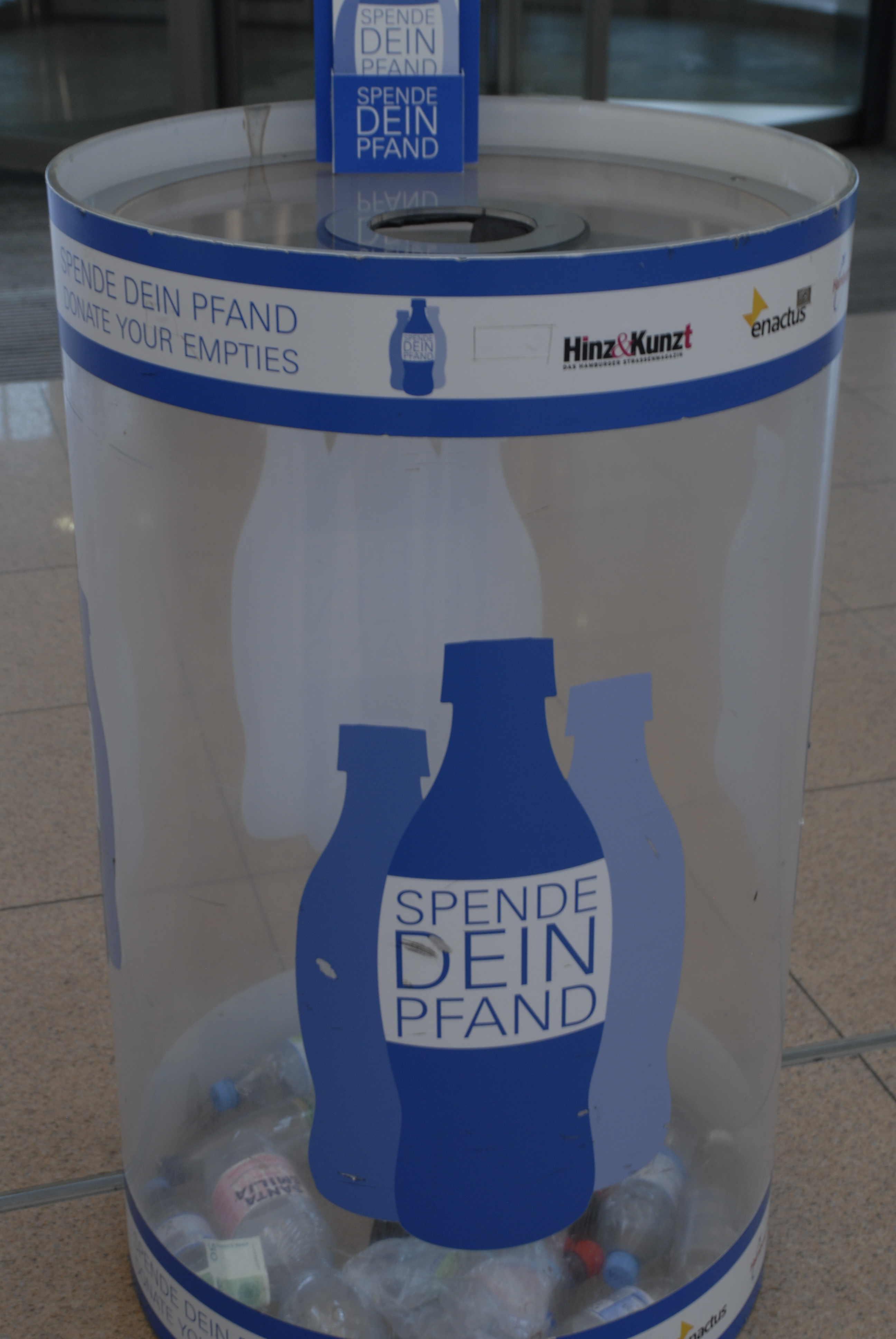Sammelbehälter für "Spende Dein Pfand" am Flughafen Hamburg, cc by ALHH