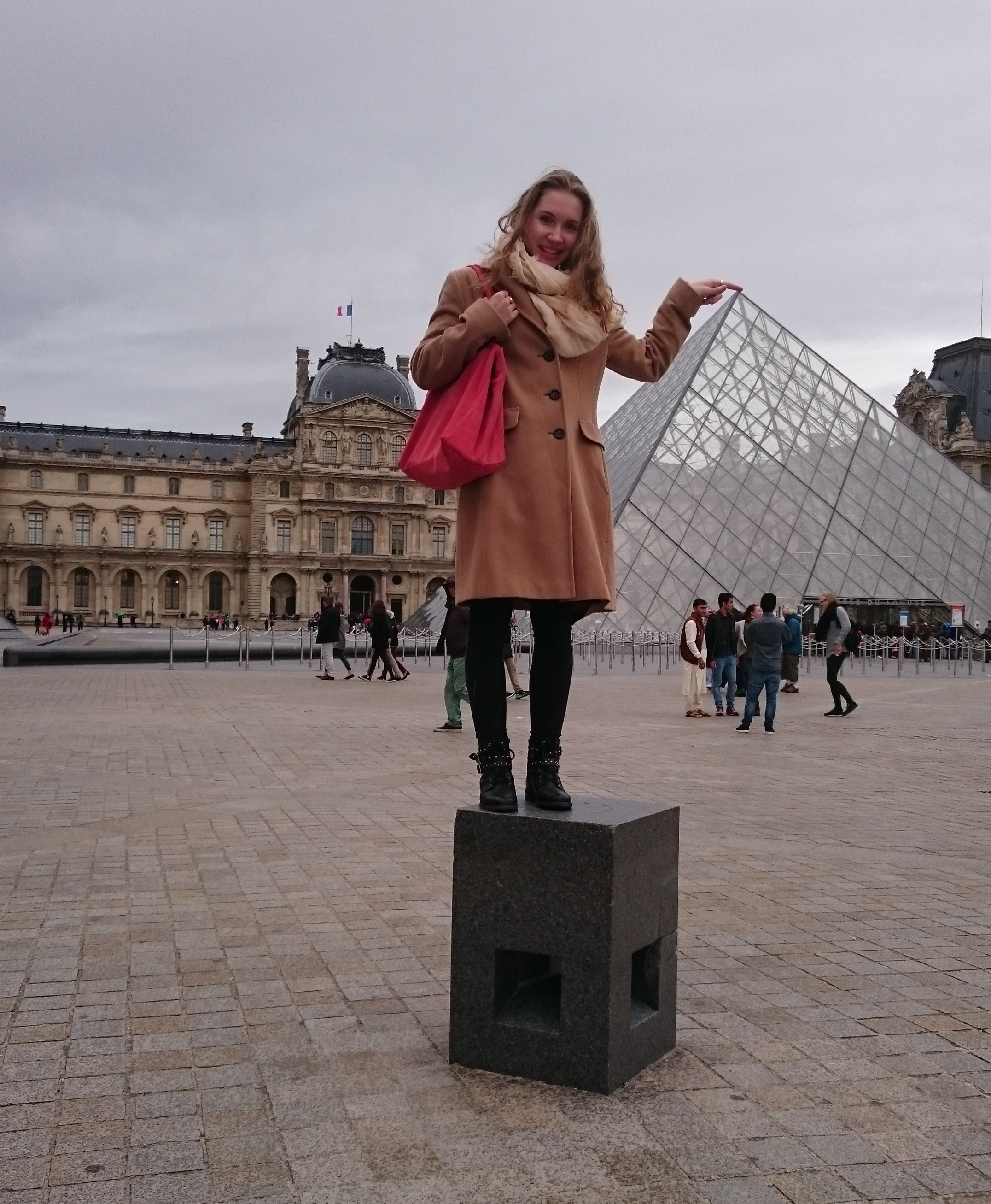 Paulina beim Louvre