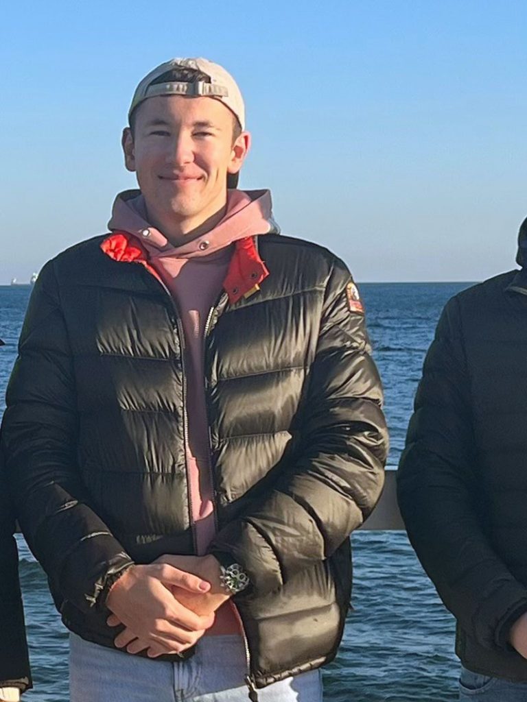 Azubi Piet Gevers in Danzig, im Hintergrund das Meer