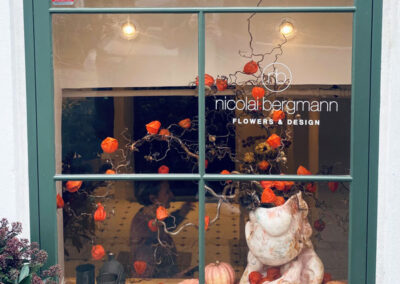 Schaufenster mit Physalis und Kürbis, Floristikgeschäft Nicolai Bergmann in Dänemark