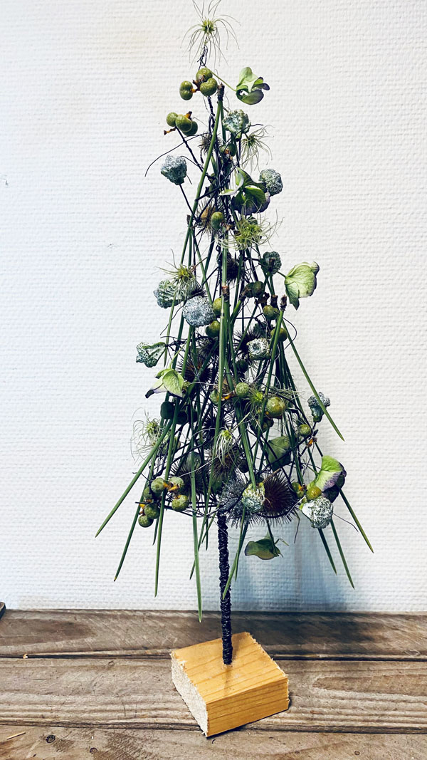 floral dekoriertes Metallgestell in Form eines Tannenbaums