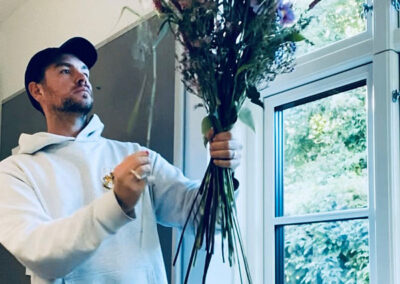 Ole beim Blumenstrauß binden