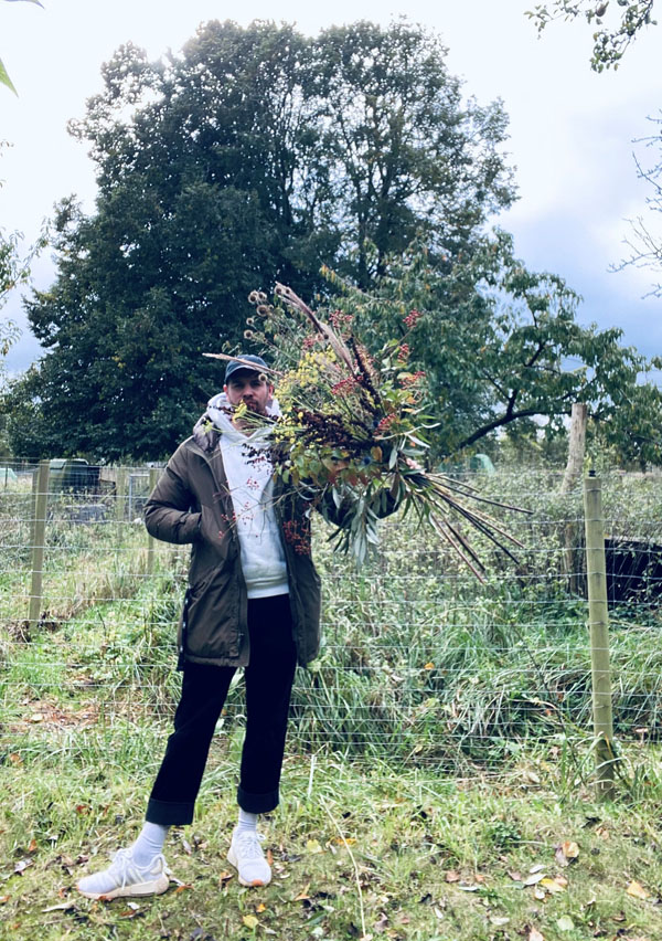 Florist Ole mit seinem Werkstück, einem großen Blumenstrauß