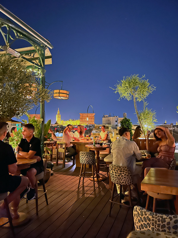 Dachterrasse mit Bar in Sevilla Gäste an Tischen auf einer Dachterrasse mit Bar in Sevilla