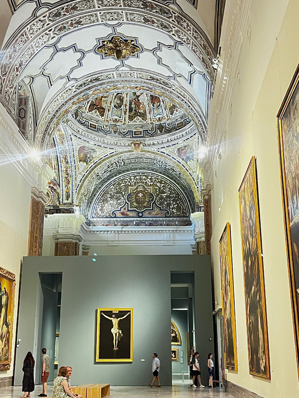 Ausstellungsraum mit Deckenmalerei im Museum De Bellas Artes De Sevilla Ausstellungsraum mit Deckenmalerei im Museum De Bellas Artes De Sevilla