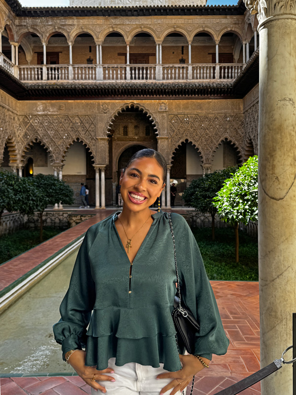Thalia im maurischen Innenhof in Sevilla junge Frau steht in einem maurischen Innenhof in Sevilla